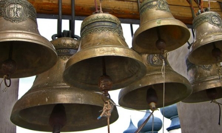 Звон православных колоколов или митинговые вопли?