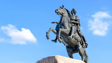 Попирающий гада: как появился самый известный памятник Российской империи